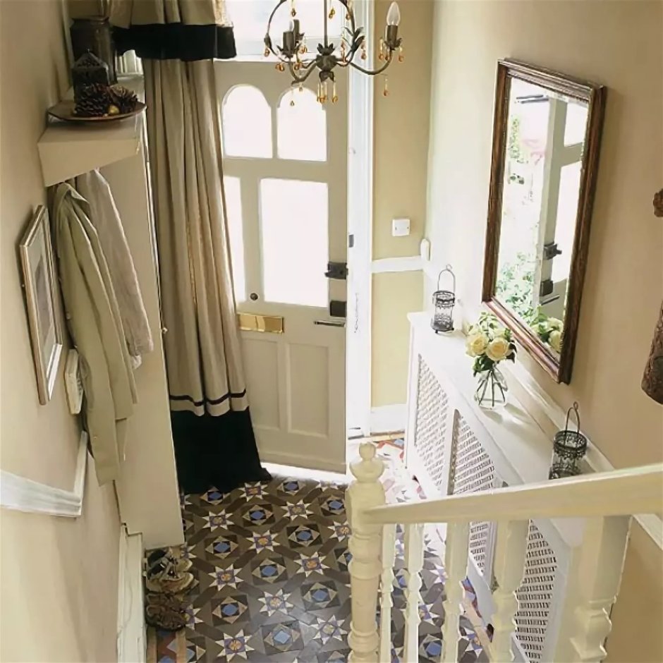 Уютная маленькая прихожая в частном доме