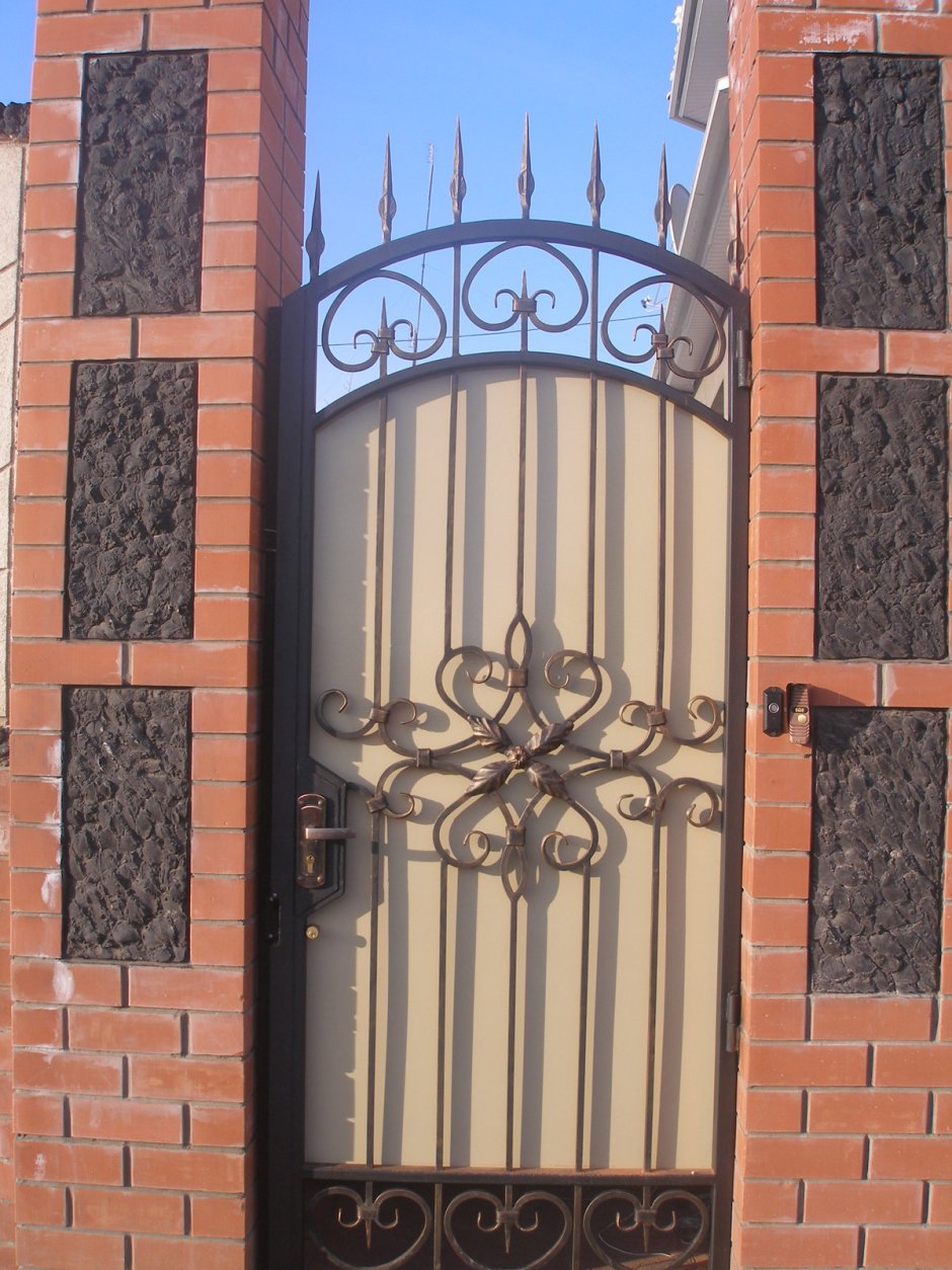 Красивые кованые калитки