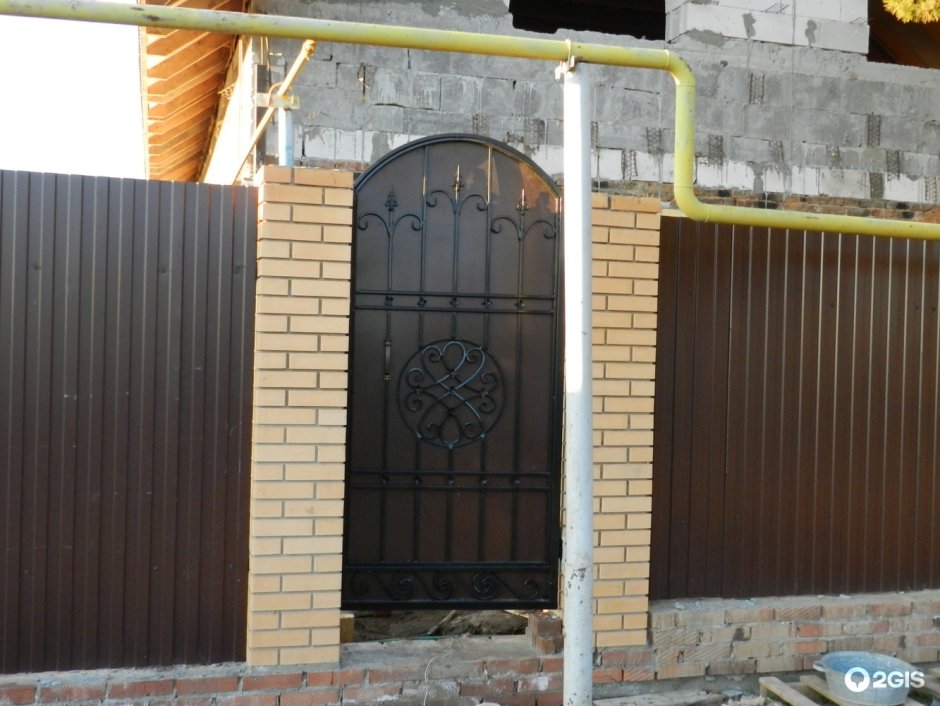 Арка над воротами из профильной трубы