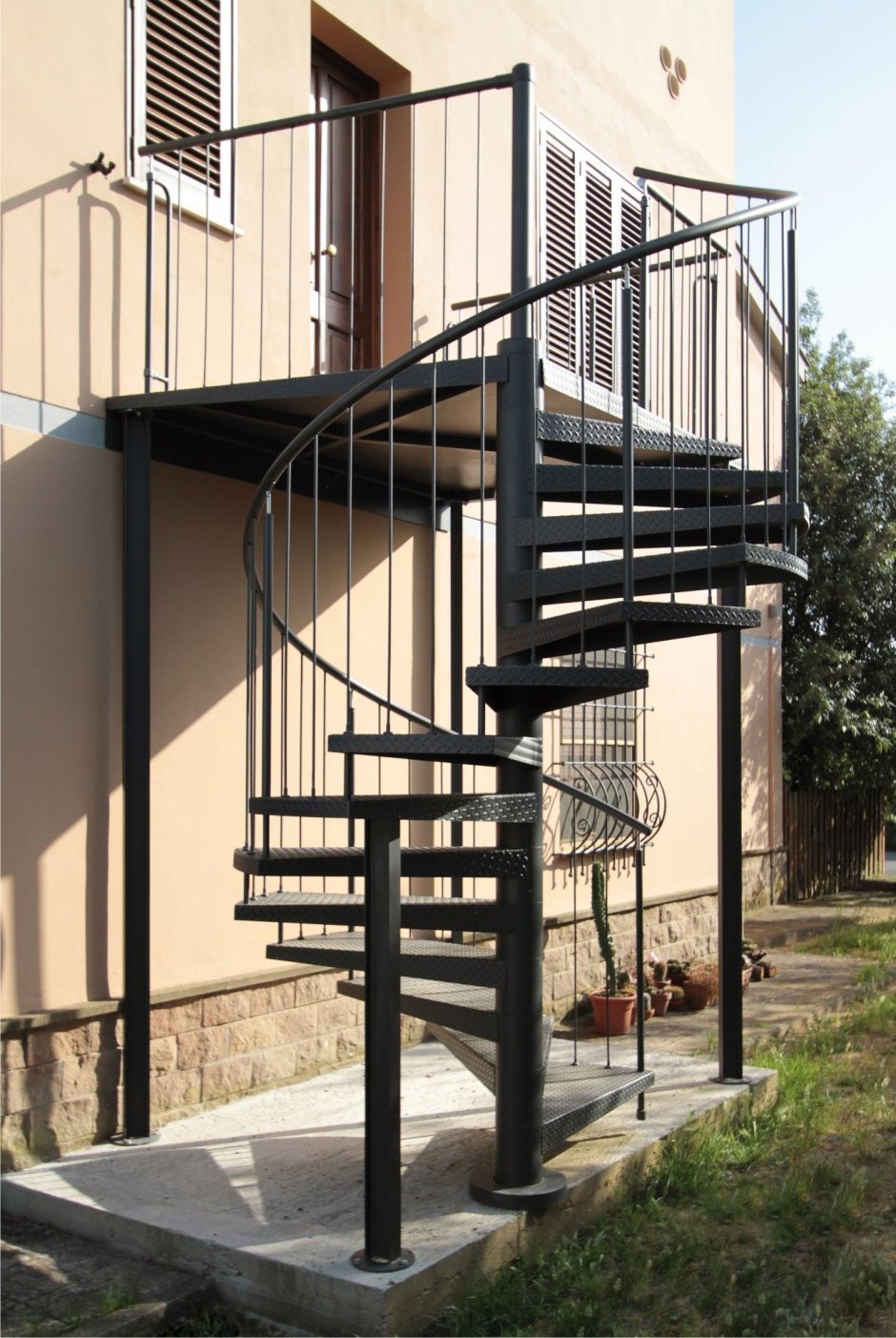 Лестница металлическая уличная