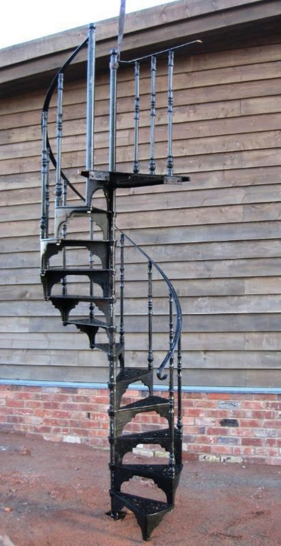 Винтовая лестница металлическая для гаража