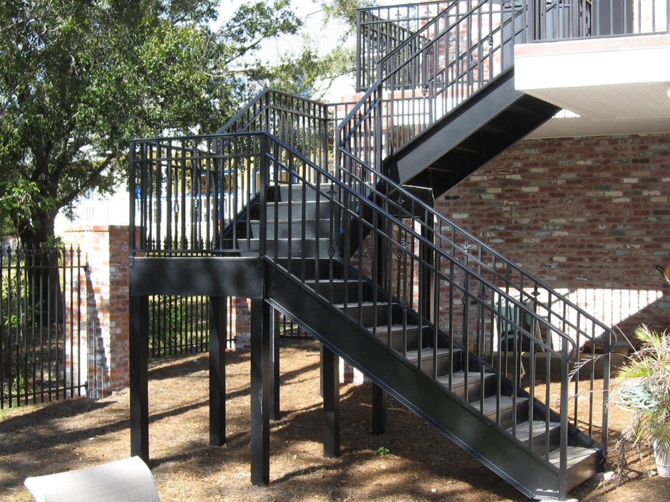 Наружная металлическая лестница