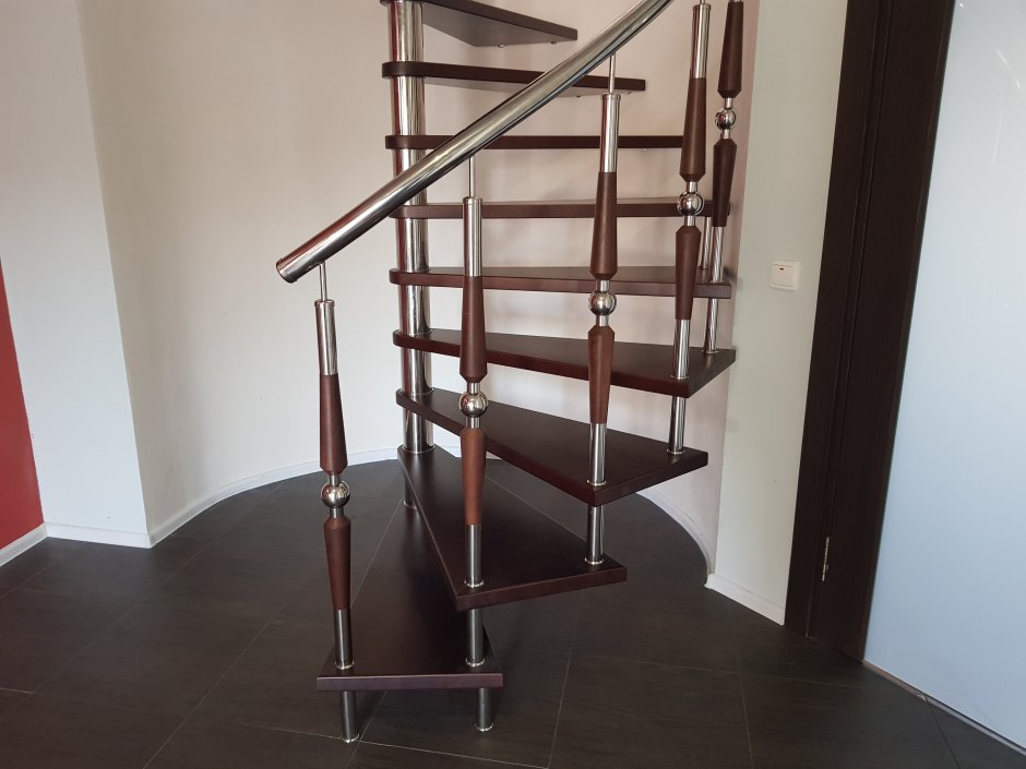 Комбинированные лестницы из металла и дерева