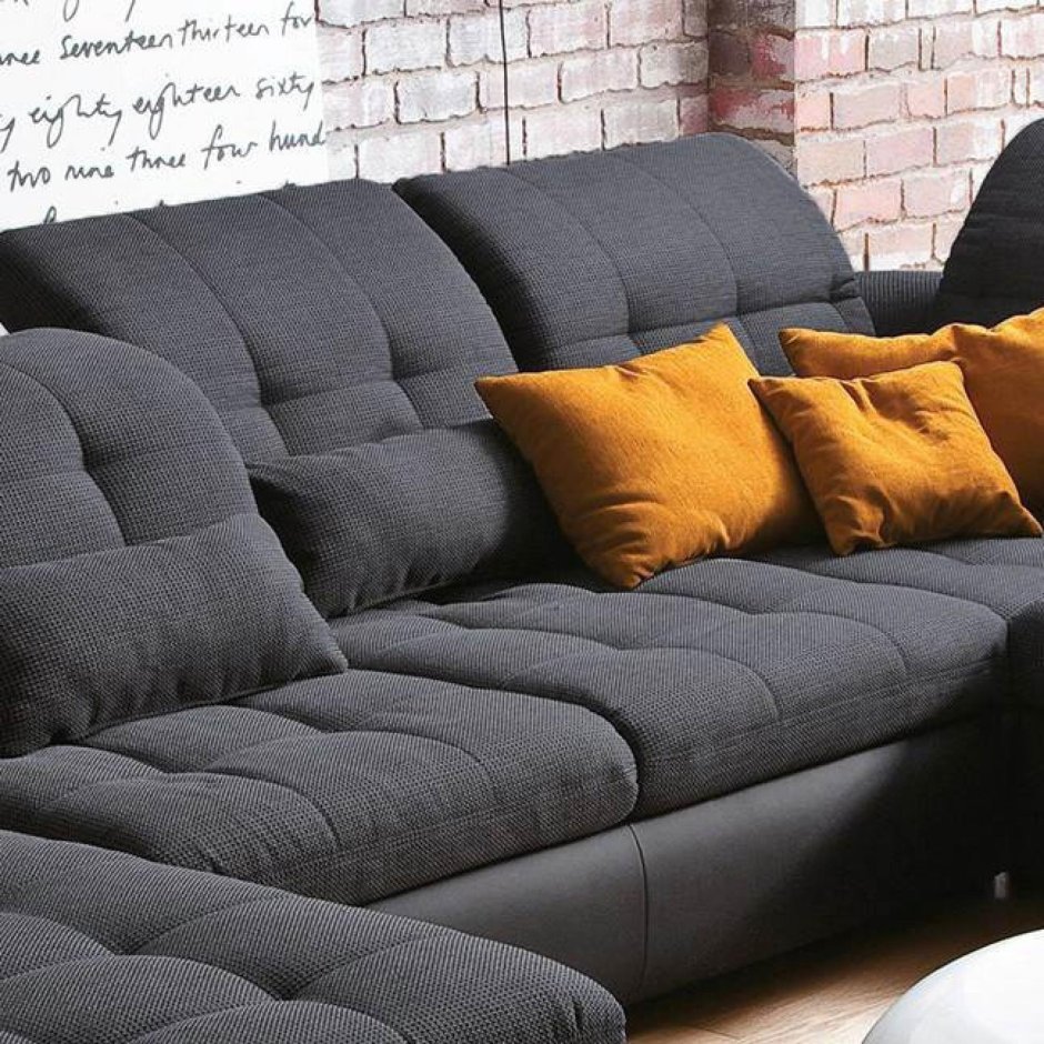 Угловой диван с подушками вместо спинки