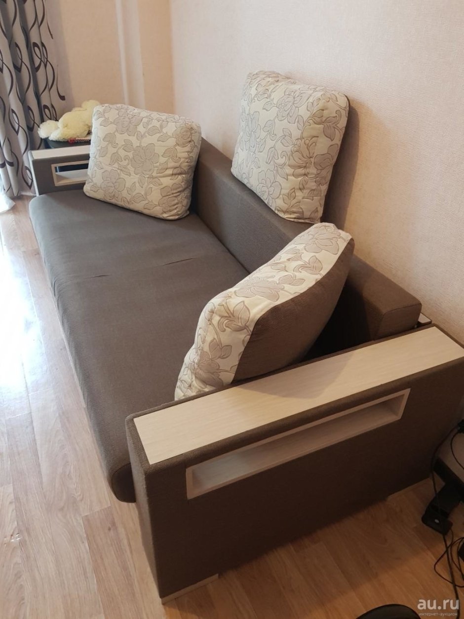 Широкий диван с подушками