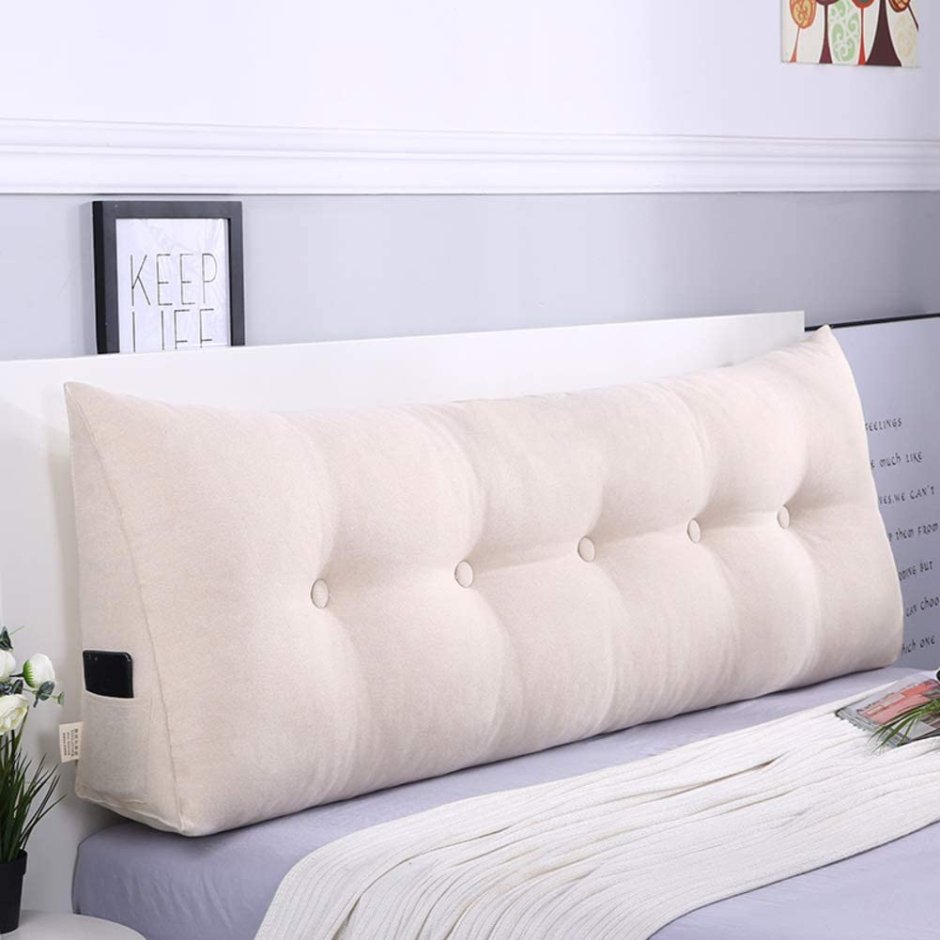 Широкий диван с подушками