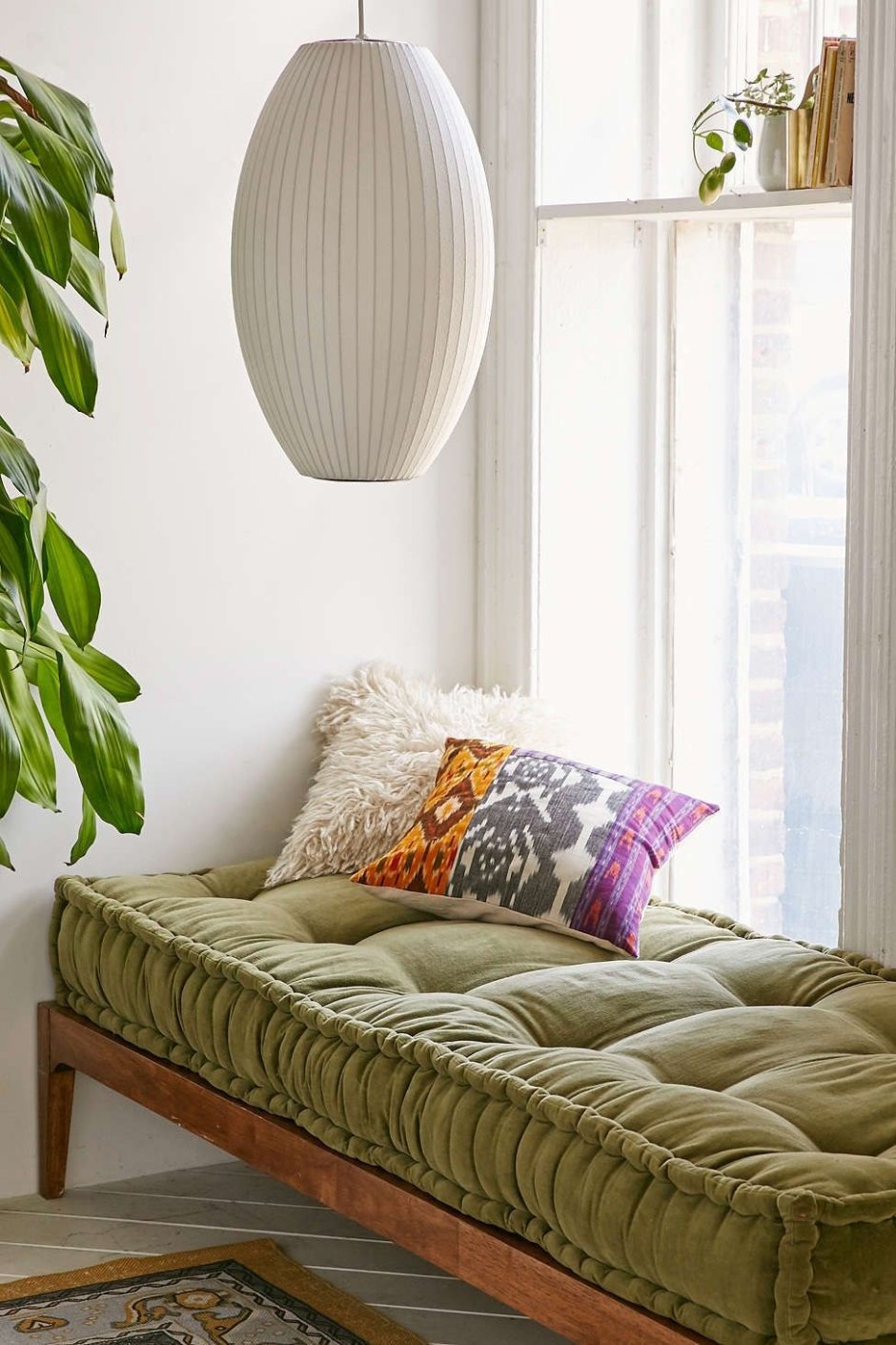 Декоративные подушки для кожаного бежевого дивана