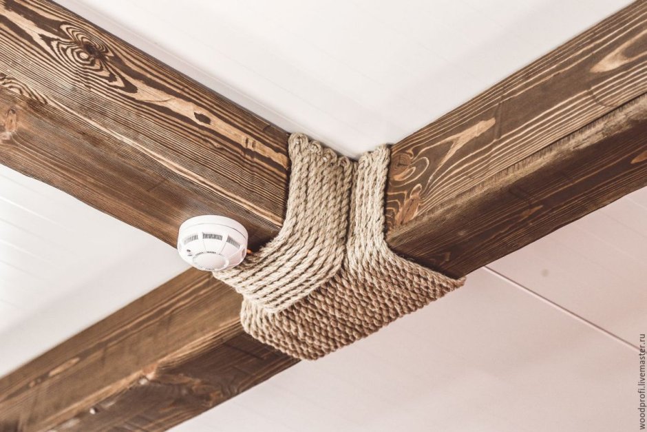 Конопатка оцилиндрованного бревна