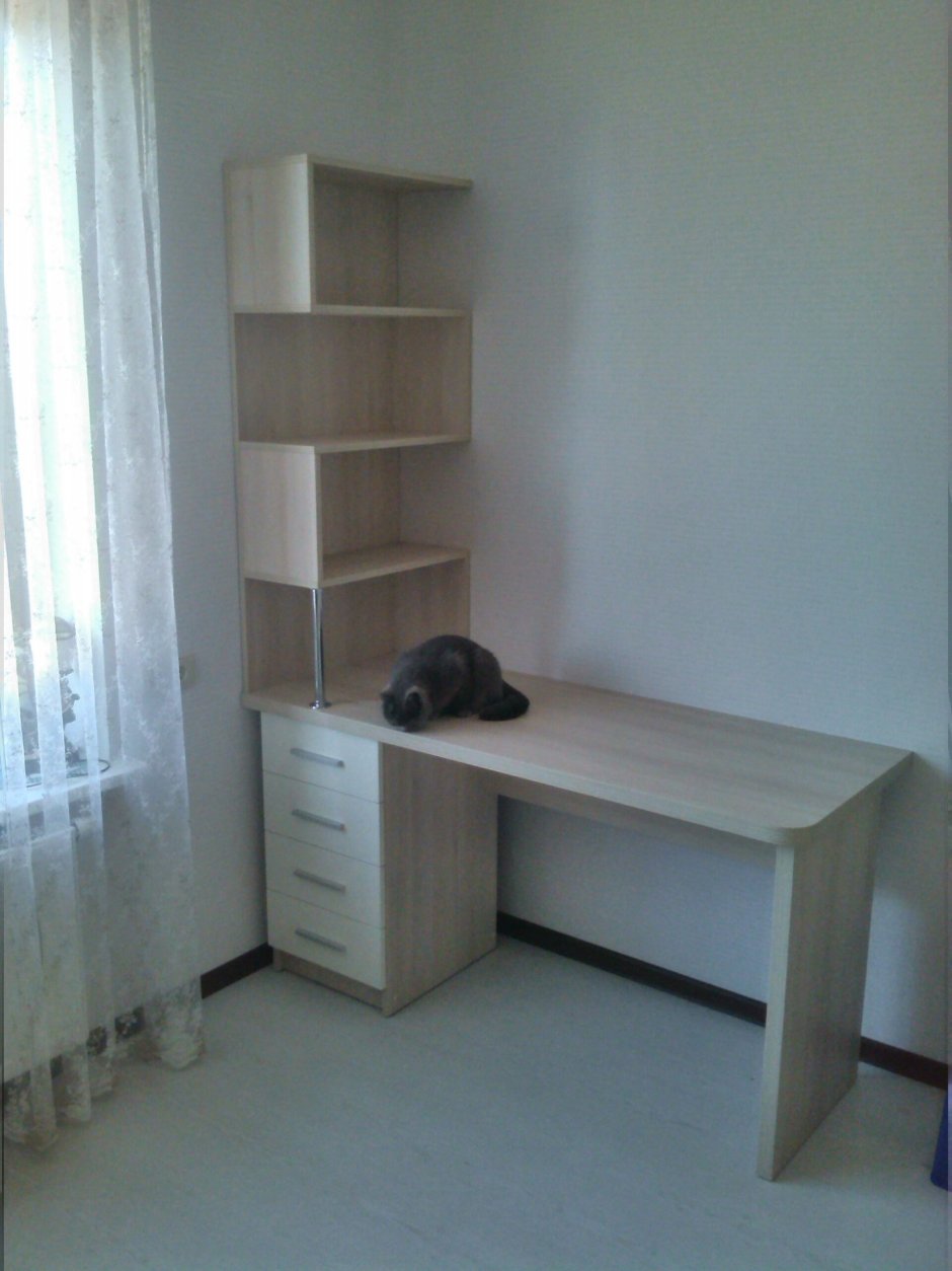 Письменный стол с закругленными краями