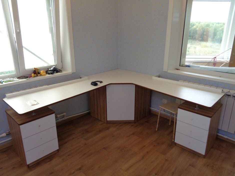 Дизайнерский письменный стол