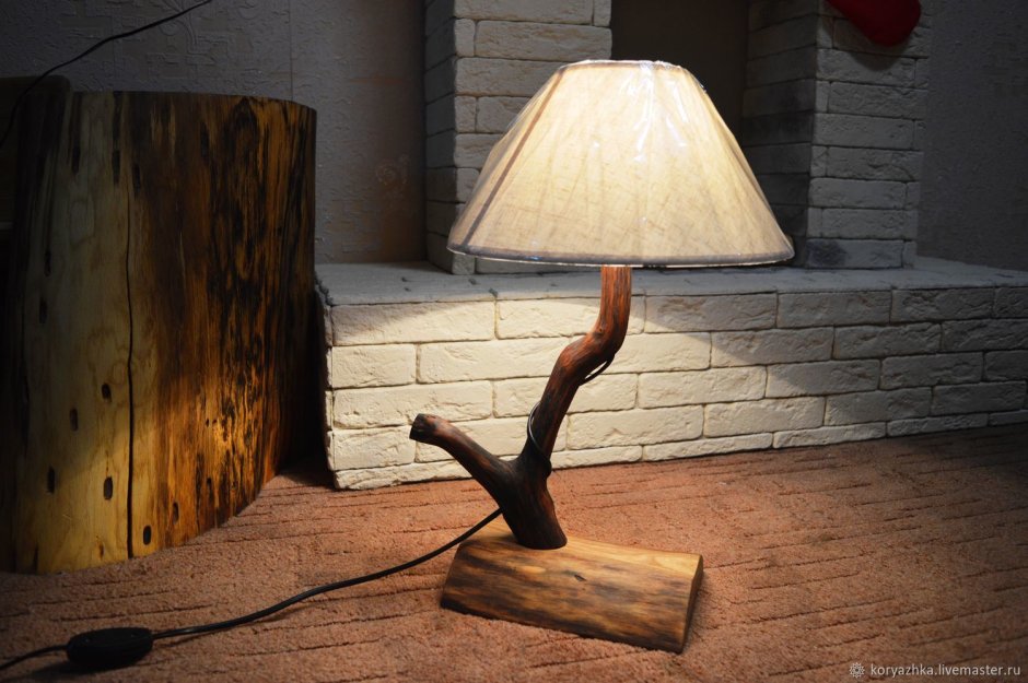 Светильник деревянный настольный