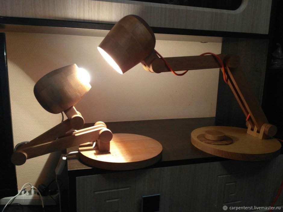 Настольная лампа из дерева