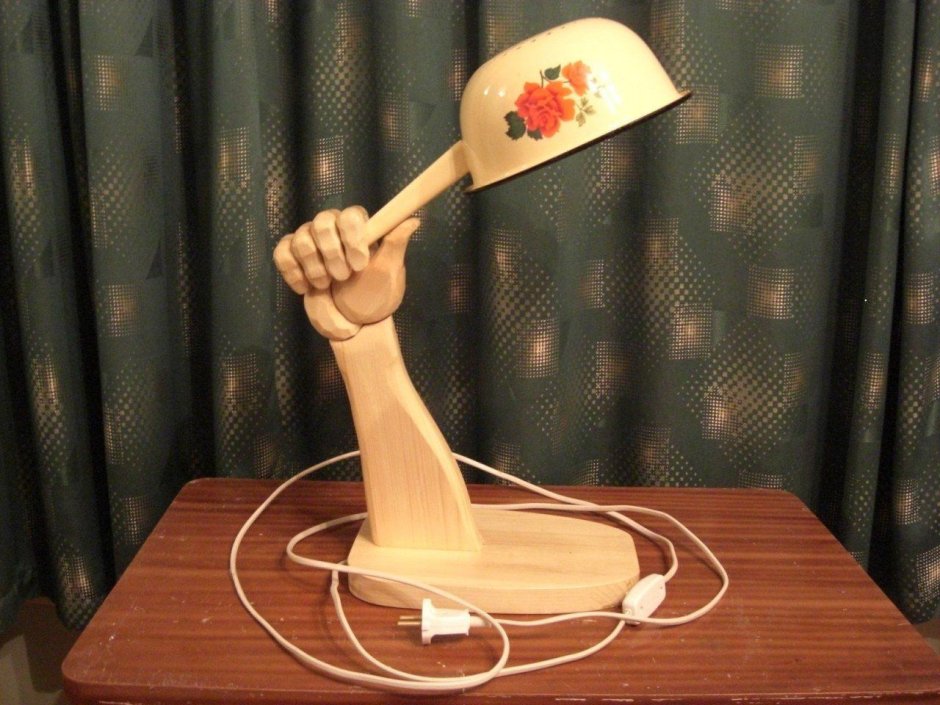 Настольный светильник из дерева