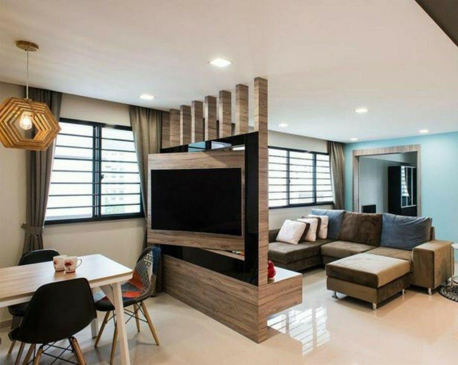 Телевизор на рейках в гостиной