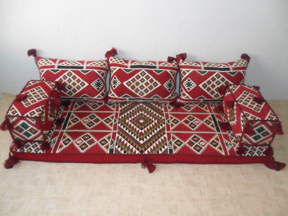 Турецкие диваны на полу