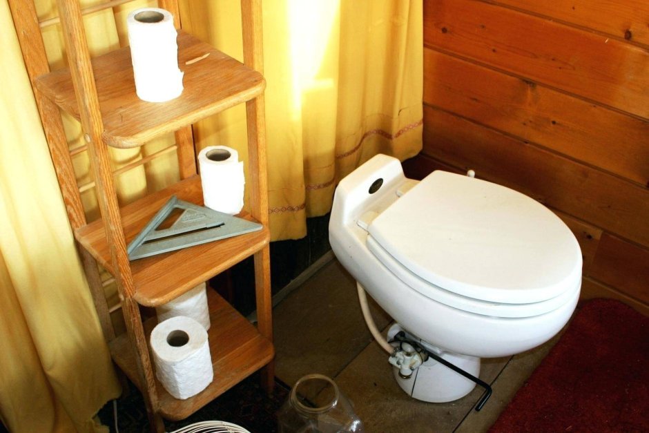 Туалет на даче с унитазом