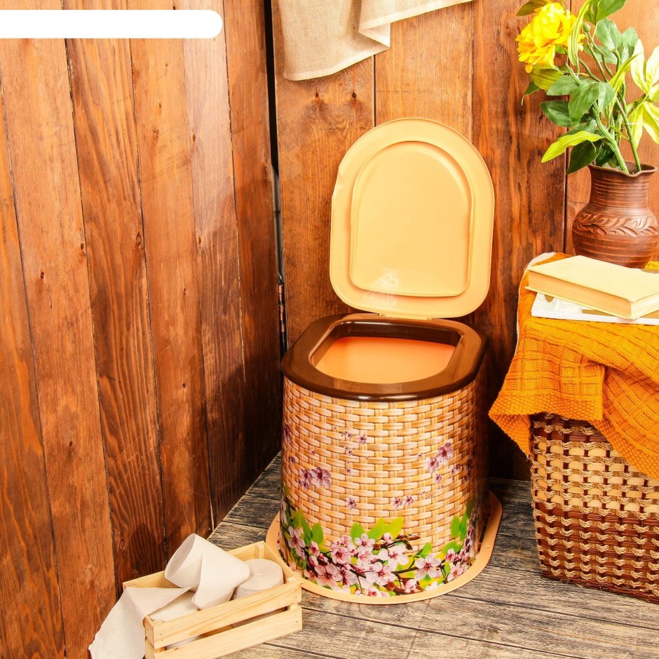 Туалет дачный пласт. С крышкой декор плетенка альтернатива м3025