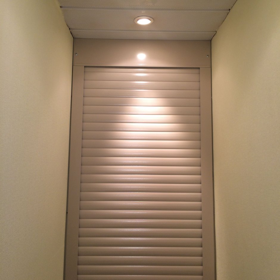 Рулонная штора вместо двери шкафа