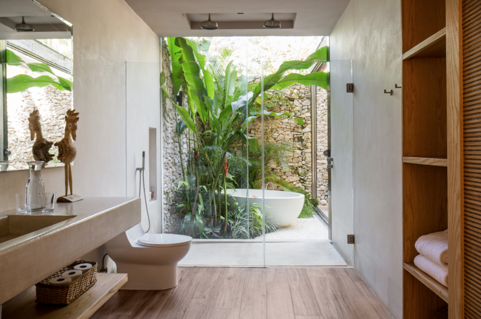 Ванная комната в тропическом стиле в квартире