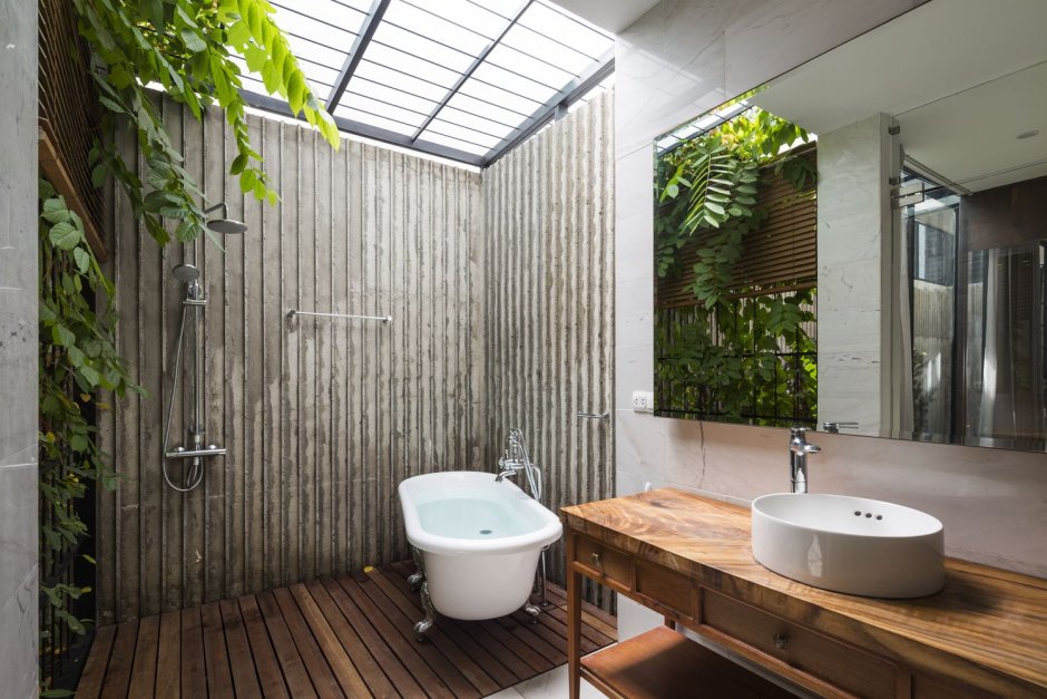Минималистичный санузел в тропическом стиле дома