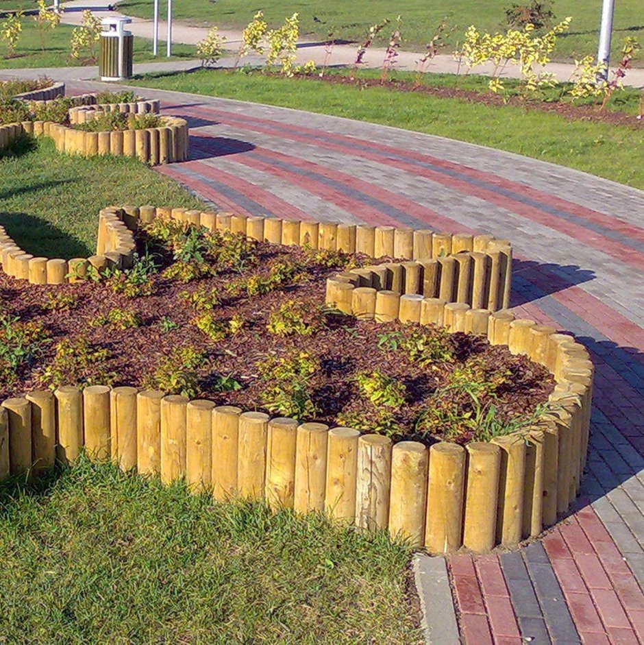 Деревянный бордюр для клумбы
