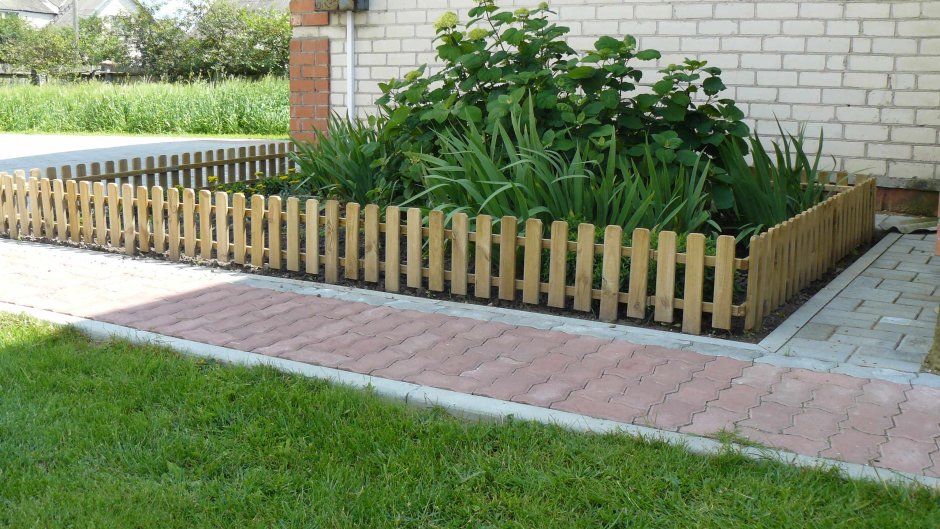 Деревянная ограда для клумбы