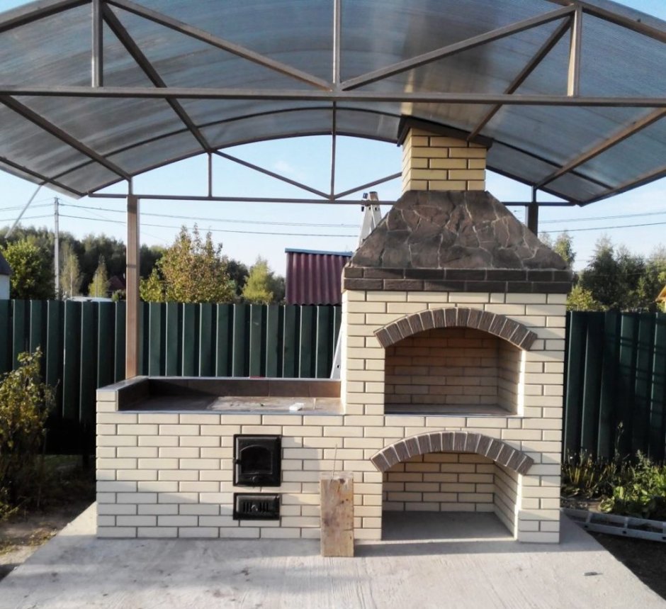 Небольшой кирпичный мангал