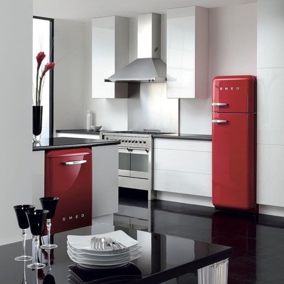 Красный холодильник Смег в интерьере