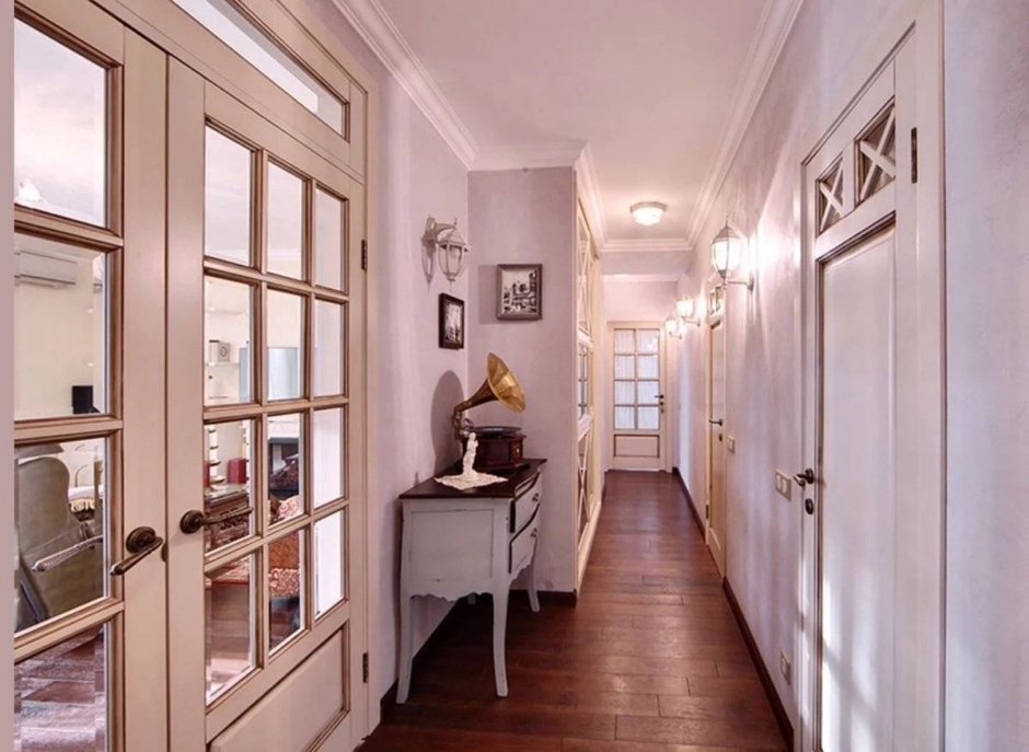 Маленькая прихожая с окном