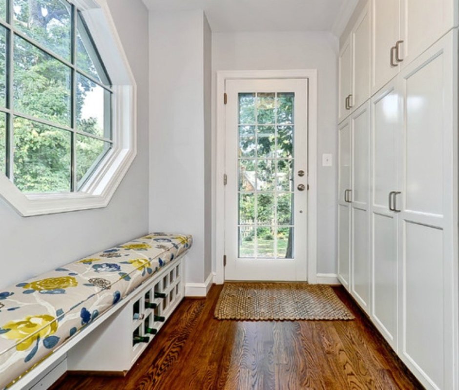 Прихожая с окном в частном доме