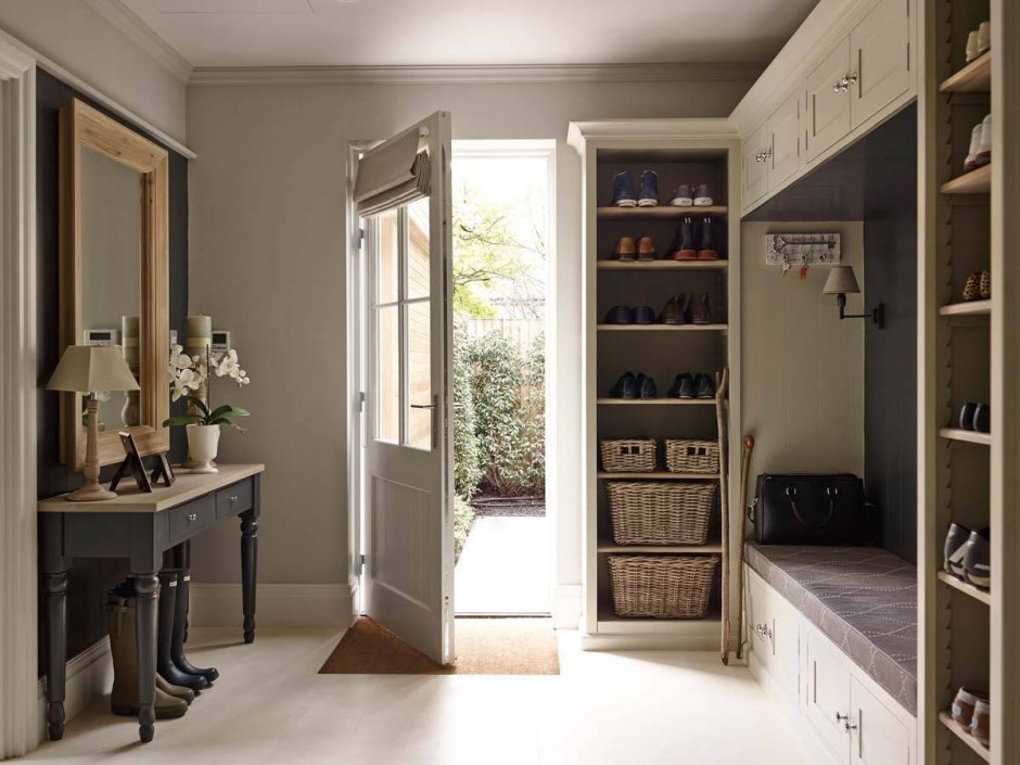 Прихожая в частном доме с зеркалом