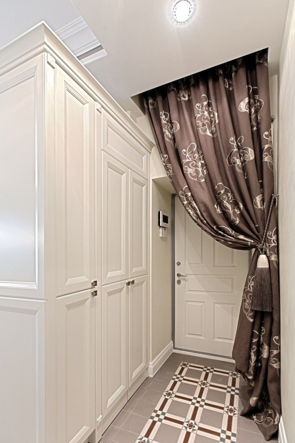 Декор стен в прихожей