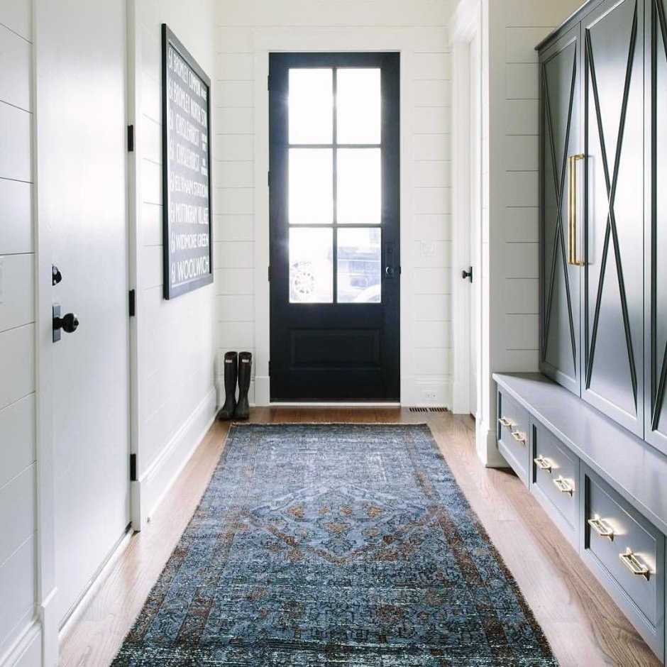 Длинный коридор с окнами