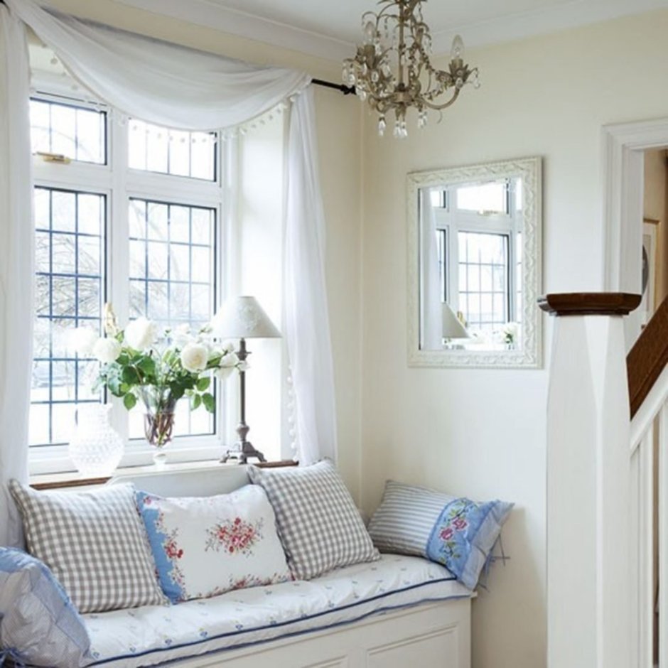 Маленькие диванчики у окна