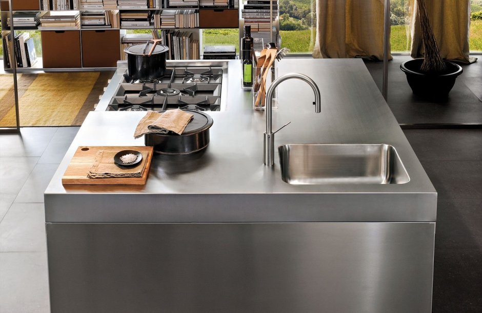 Кухонный остров с плитой и мойкой