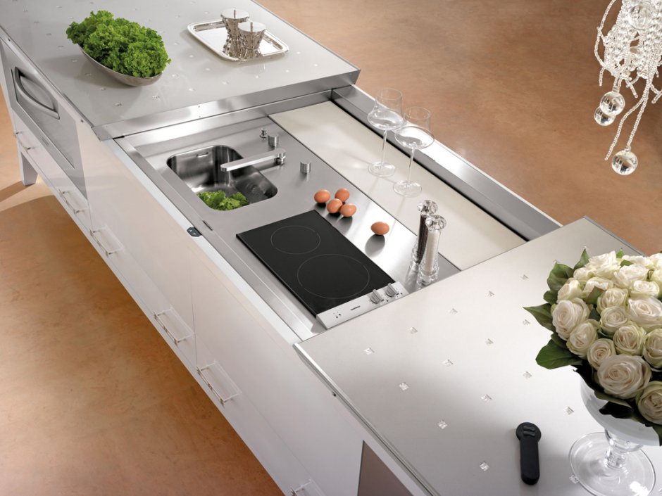 Кухня островная деревянная с плитой и мойкой