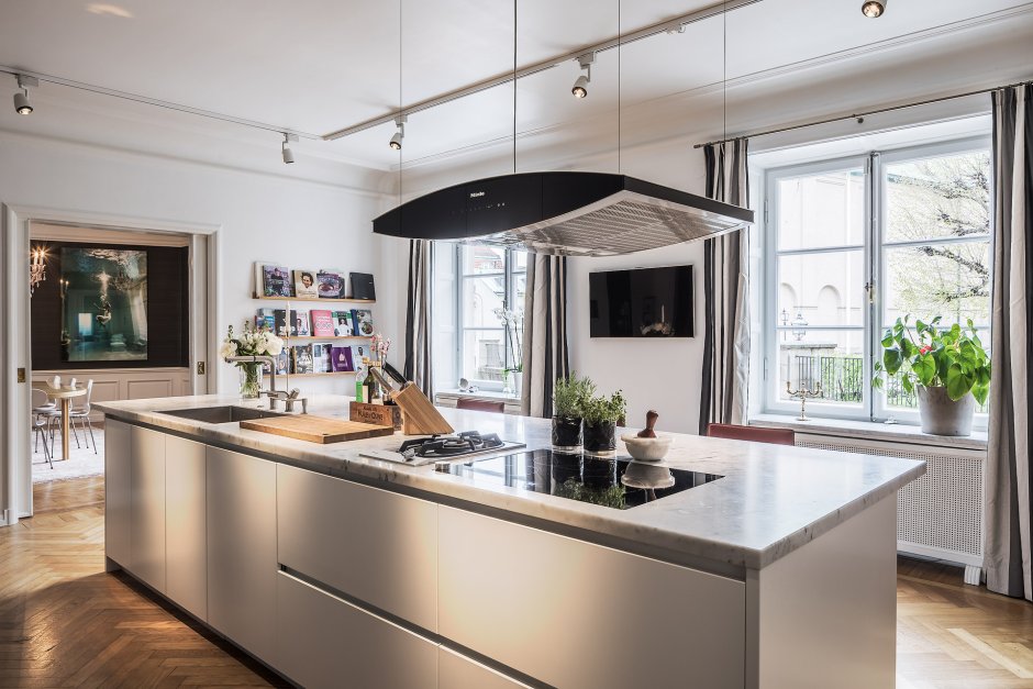 Кухонный остров с плитой