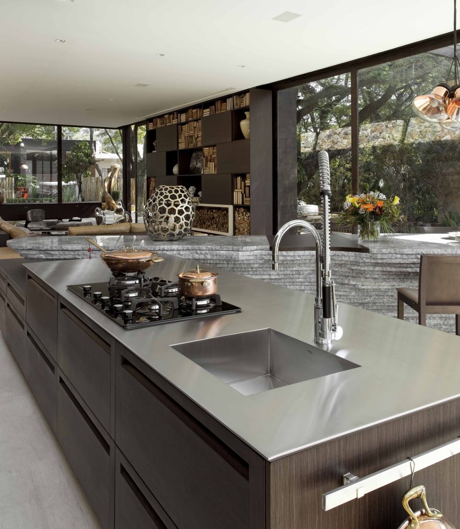 Кухонный остров с плитой и мойкой