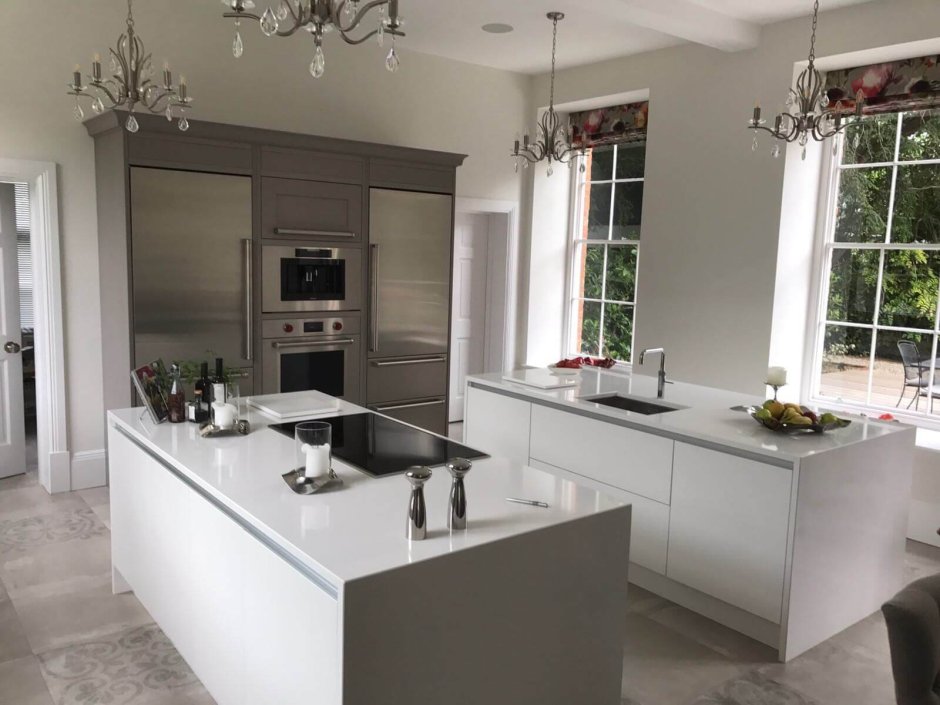 Кухня с плитой посередине