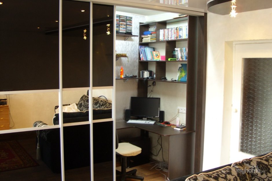 Встроенный шкаф купе с компьютерным столом