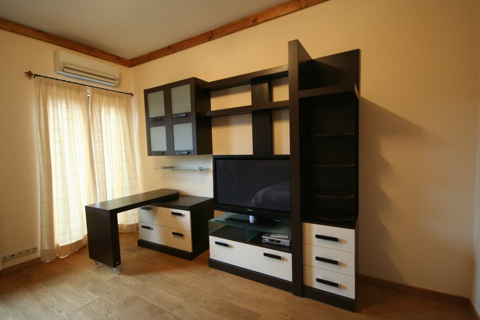 Встроенный письменный стол для школьника