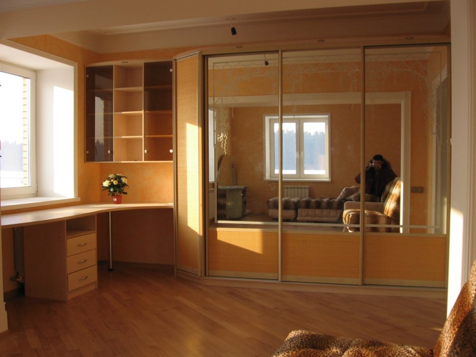 Рабочее место компьютерный стол