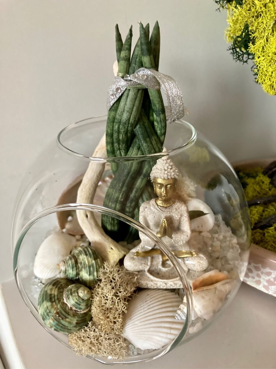 Композиция в круглой стеклянной вазе