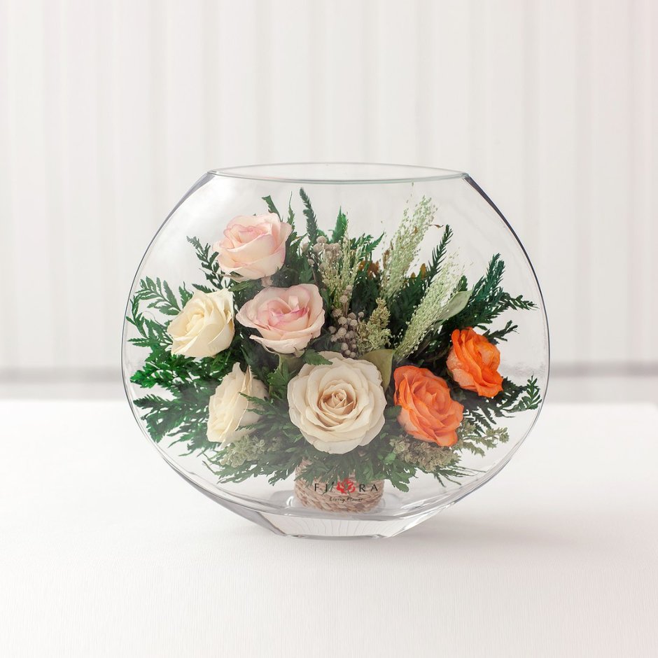 Живые цветы в стеклянной вазе