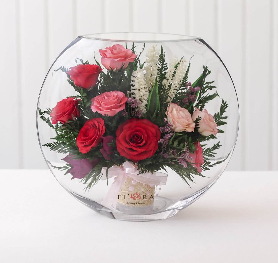 Цветы в круглой вазе из стекла