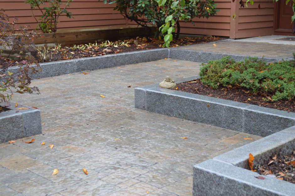 Гранитный бордюр садовый