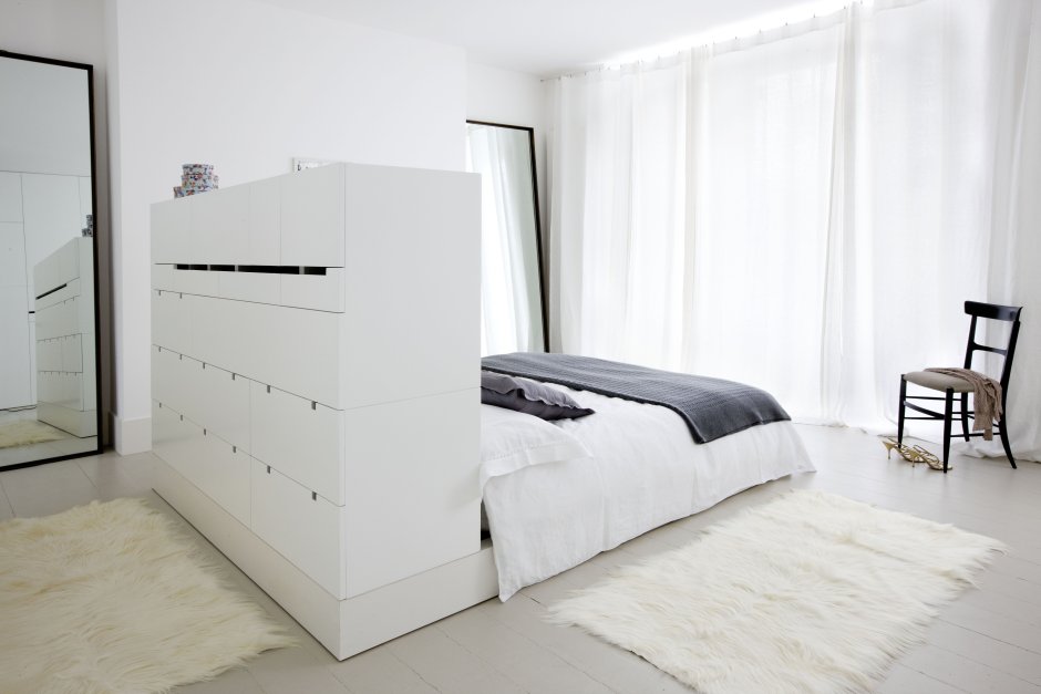 Кровать посередине комнаты