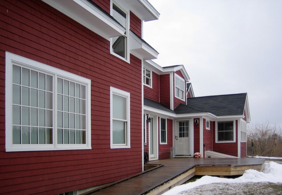 Дом бордовый фасад