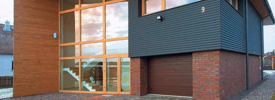 Отделка фасада профлистом и деревом