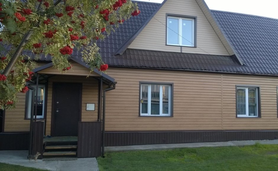 Частный дом с фасадом из металлосайдинга